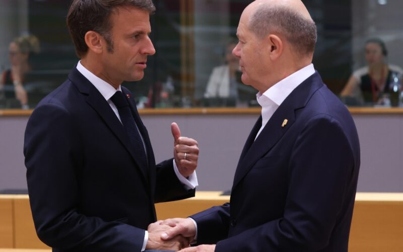 Emmanuel Macron lascia il Consiglio europeo per affrontare la crisi interna in Francia