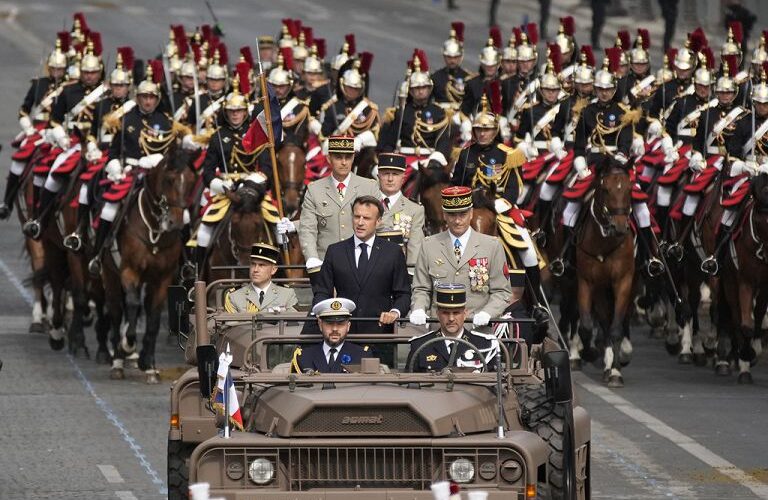 Macron contestato durante la parata del 14 luglio in una Francia blindata