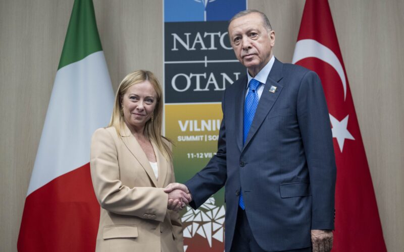 Meloni ed Erdogan al vertice NATO: Un confronto politico cruciale sul Mediterraneo e i flussi migratori