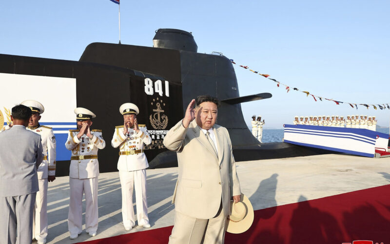 Kim Jong Un Supervisiona il Lancio di un Sottomarino Nucleare