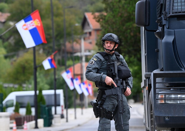 La Serbia ritira parte delle sue truppe dal confine con il Kosovo