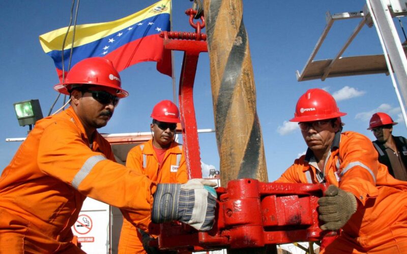 L’Impatto Venezuelano e le Fluttuazioni di Mercato: Il Petrolio WTI e Brent Calano