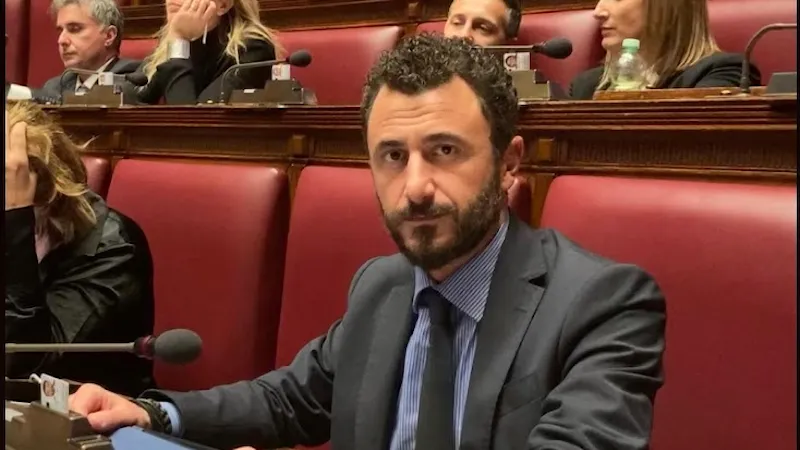 Fratelli d’Italia Sospende il Deputato Emanuele Pozzolo Seguendo l’Indagine della Procura di Biella