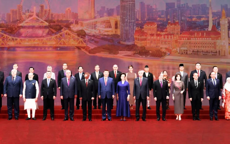 Xi, Putin e Modi a Tianjin: l’asse SCO ridisegna la geopolitica mondiale