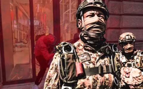 Da El Alamein alle vetrine di Milano: così il governo umilia la Folgore mandandola a inseguire quattordicenni